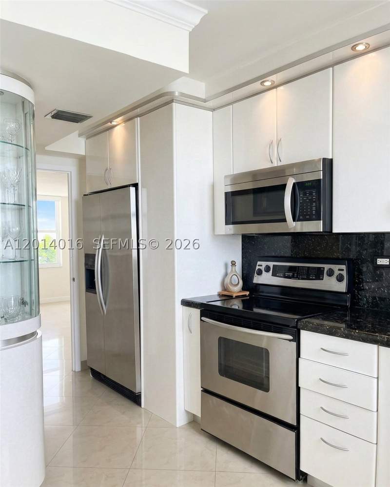 2 bedroom Condominium at 251 174th St 1517, Winston Towers 200, Sunny Isles Beach — photo 4