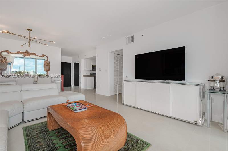 1 bedroom Condominium at 90 Alton Rd 1007, Yacht Club At Portofino, Miami Beach — photo 5