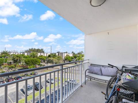 6950 Miami Gardens Dr 2-506, Hialeah FL - photo 14 of 31