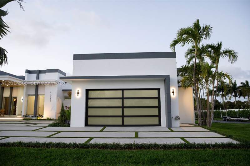 5 bedroom SingleFamilyResidence at 13231 SW 220 St, Daisy Sub, Miami — photo 3