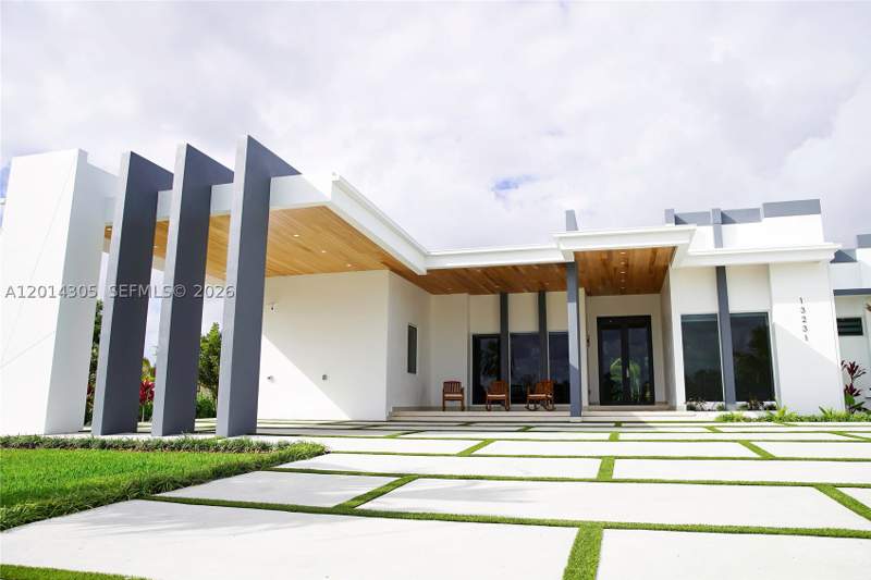5 bedroom SingleFamilyResidence at 13231 SW 220 St, Daisy Sub, Miami — photo 4
