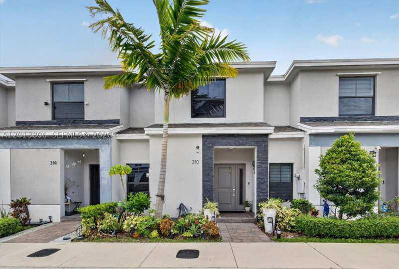 3 bedroom Townhouse at 310 NE 1st Dr, Florida City Park Rev, Florida City — photo 1