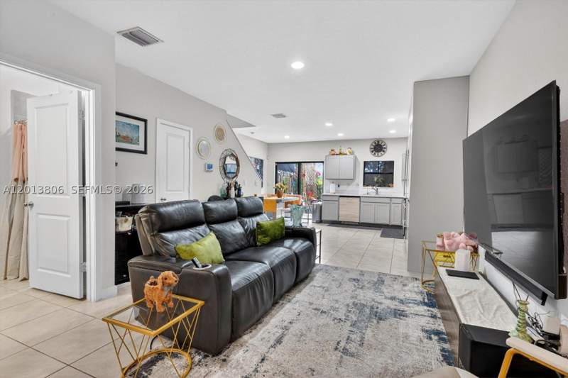 3 bedroom Townhouse at 310 NE 1st Dr, Florida City Park Rev, Florida City — photo 2