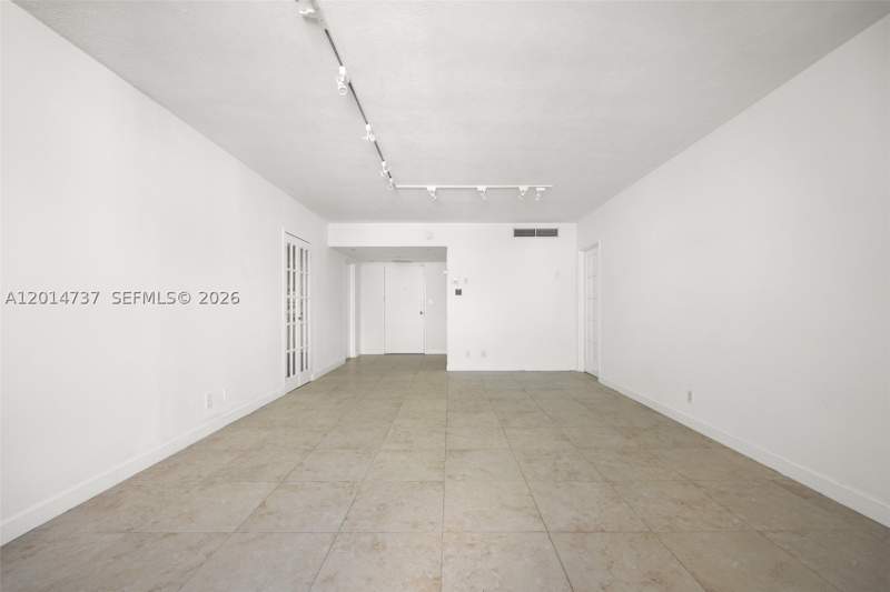 1 bedroom Condominium at 900 Bay Dr 1005 + Dock Ds14, King Cole Condo, Miami Beach — photo 4