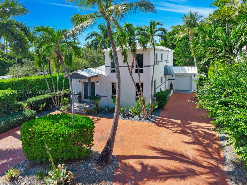 4 bedroom SingleFamilyResidence at 1281 S Venetian Way, San Marco, Miami — photo 2