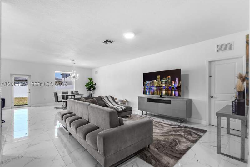 5 bedroom SingleFamilyResidence at 13629 SW 186th Ln, Galiano, Miami — photo 2