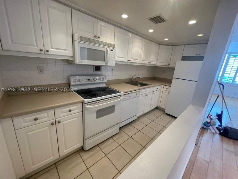 0 bedroom Condominium at 1000 West Ave 1122, Mirador 1000 Condo, Miami Beach — photo 2