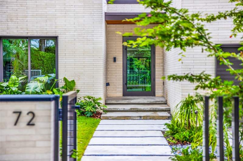 4 bedroom SingleFamilyResidence at 72 W Shore Dr W, Bay Heights 1st Addn, Miami — photo 2