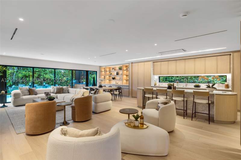 4 bedroom SingleFamilyResidence at 72 W Shore Dr W, Bay Heights 1st Addn, Miami — photo 4