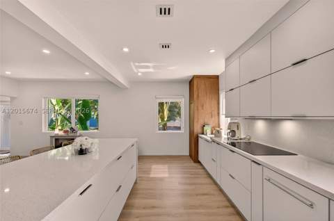 725 NE 81st St, Miami FL - photo 10 of 31
