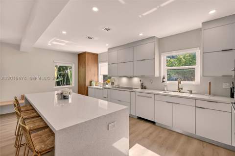 725 NE 81st St, Miami FL - photo 9 of 31