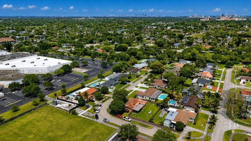 4 bedroom SingleFamilyResidence at 10435 SW 92nd St, Kendale Sec 1, Miami — photo 5