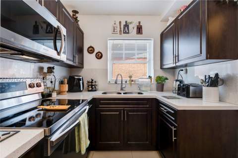 1059 NW 77th St, Miami FL - photo 8 of 22