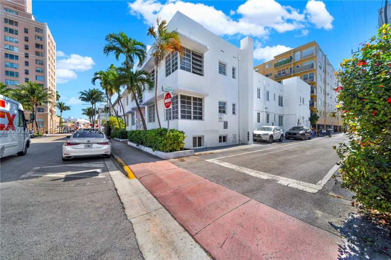 2 bedroom Condominium at 610 8th St 102, Art Deco Condo, Miami Beach — photo 2