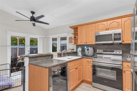 8266 NW 192nd Ter, Hialeah FL - photo 11 of 27
