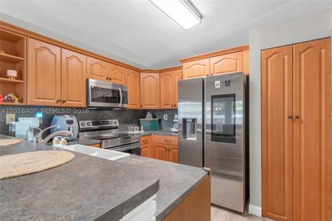 8266 NW 192nd Ter, Hialeah FL - photo 12 of 27