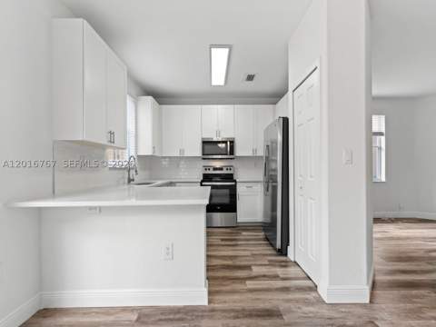 1426 SE 26th Ave, Homestead FL - photo 11 of 32