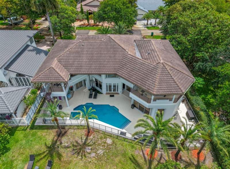 5 bedroom SingleFamilyResidence at 14332 Ardoch Pl, Lake Elizabeth sec 4, Miami Lakes — photo 2