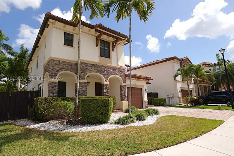 4 bedroom SingleFamilyResidence at 8925 NW 99th Ave, Grand Bay, Doral — photo 2