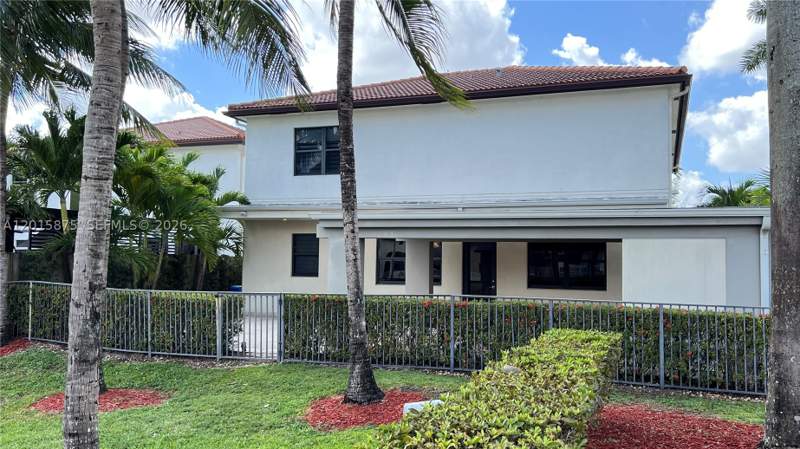 4 bedroom SingleFamilyResidence at 8925 NW 99th Ave, Grand Bay, Doral — photo 3