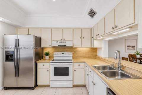 425 W Park Dr 10, Miami FL - photo 7 of 37