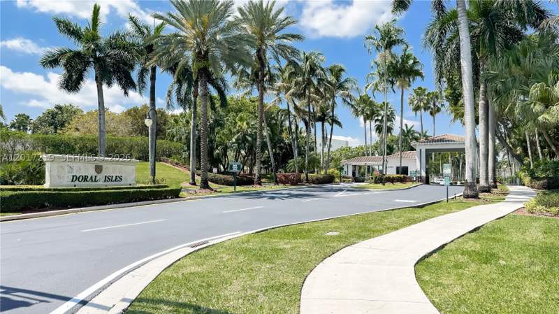 5 bedroom SingleFamilyResidence at 10773 NW 73rd Ter, Doral Isles St Croix, Doral — photo 5