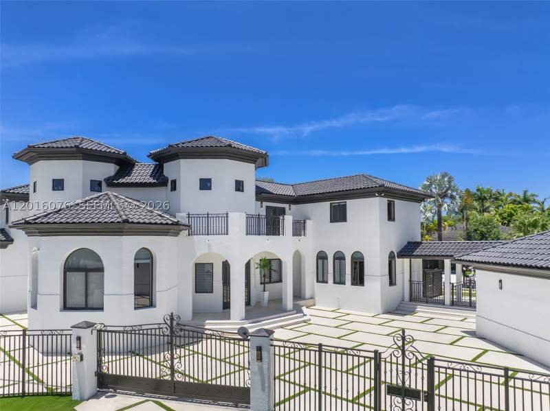 6 bedroom SingleFamilyResidence at 9881 SW 148th Ter, Arenal Sub, Miami — photo 2