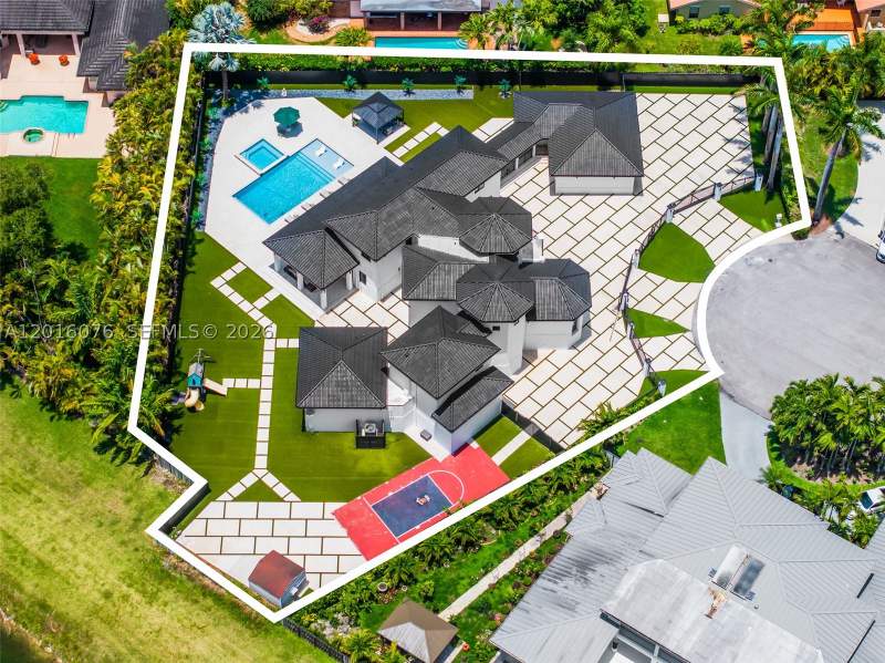 6 bedroom SingleFamilyResidence at 9881 SW 148th Ter, Arenal Sub, Miami — photo 3
