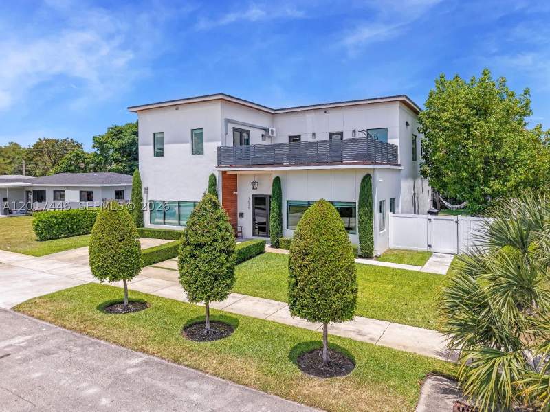 6 bedroom SingleFamilyResidence at 1025 NE 170th Ter, Manana, Miami — photo 2
