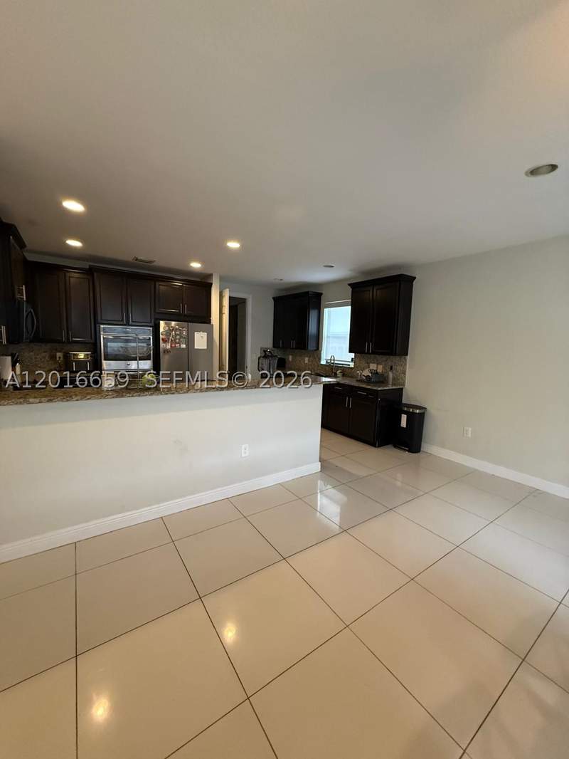 5 bedroom SingleFamilyResidence at 9845 NW 86th Ter, Doral Breeze, Doral — photo 3