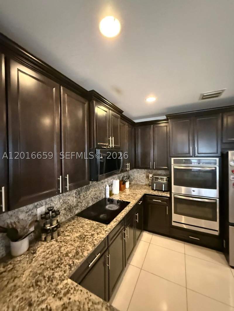 5 bedroom SingleFamilyResidence at 9845 NW 86th Ter, Doral Breeze, Doral — photo 4