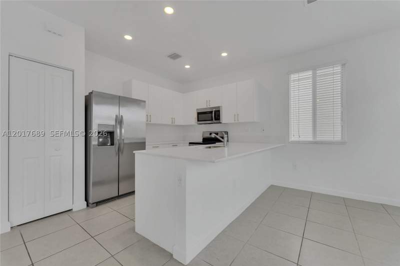3 bedroom Townhouse at 725 SE 14th Ct, Los Cayos, Homestead — photo 5