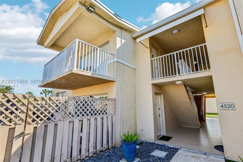 2 bedroom Condominium at 4520 NW 79th Ave 2D, Doral Gardens Condo, Doral — photo 2