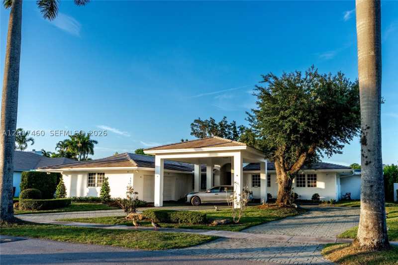 5 bedroom SingleFamilyResidence at 15761 Turnberry Dr, Miami Lakes - Loch Lomond, Miami Lakes — photo 1