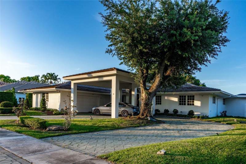 5 bedroom SingleFamilyResidence at 15761 Turnberry Dr, Miami Lakes - Loch Lomond, Miami Lakes — photo 2