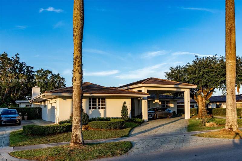 5 bedroom SingleFamilyResidence at 15761 Turnberry Dr, Miami Lakes - Loch Lomond, Miami Lakes — photo 4