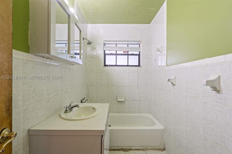 4 bedroom SingleFamilyResidence at 2400 NW 181st Ter, Stoneybrook Estates, Miami Gardens — photo 4