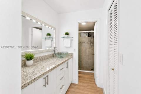 7850 Byron Ave 702, Miami Beach FL - photo 8 of 17