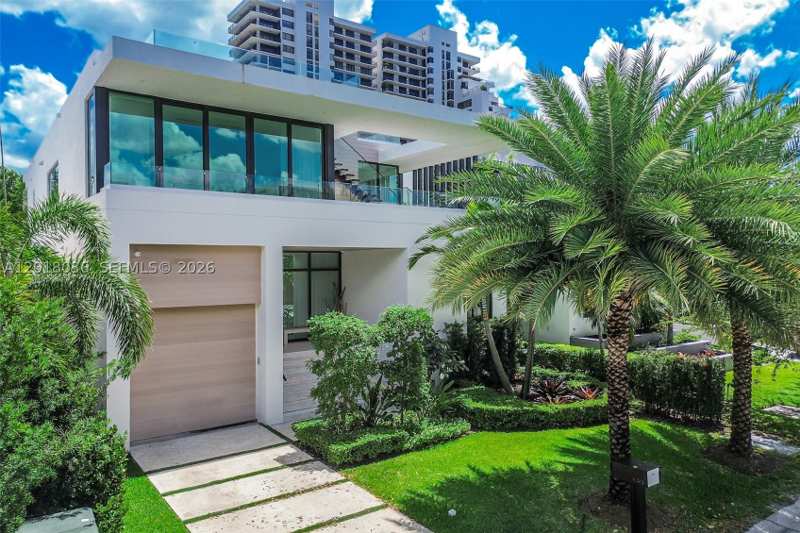 4 bedroom SingleFamilyResidence at 1092 N Venetian Dr, Biscayne Island Resub, Miami — photo 1