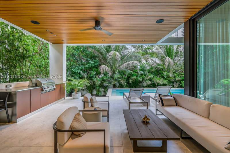 4 bedroom SingleFamilyResidence at 1092 N Venetian Dr, Biscayne Island Resub, Miami — photo 2