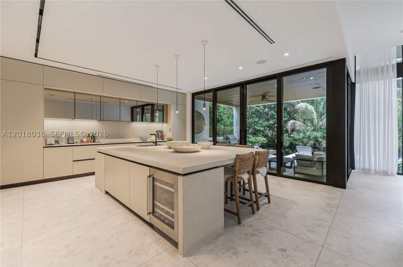 4 bedroom SingleFamilyResidence at 1092 N Venetian Dr, Biscayne Island Resub, Miami — photo 4