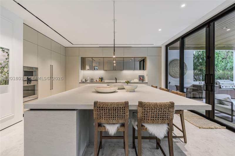 4 bedroom SingleFamilyResidence at 1092 N Venetian Dr, Biscayne Island Resub, Miami — photo 5