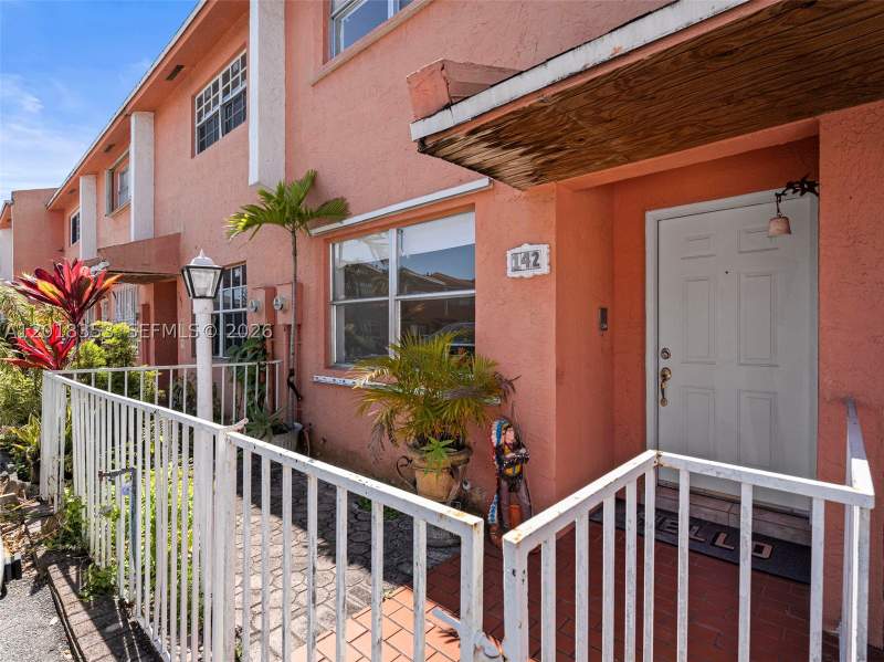 2 bedroom Townhouse at 100 SW 110th Ave 142, Paradise Villas Condo, Sweetwater — photo 2