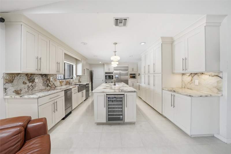 5 bedroom SingleFamilyResidence at 15130 SW 164th Ter, Kings Grove, Miami — photo 4