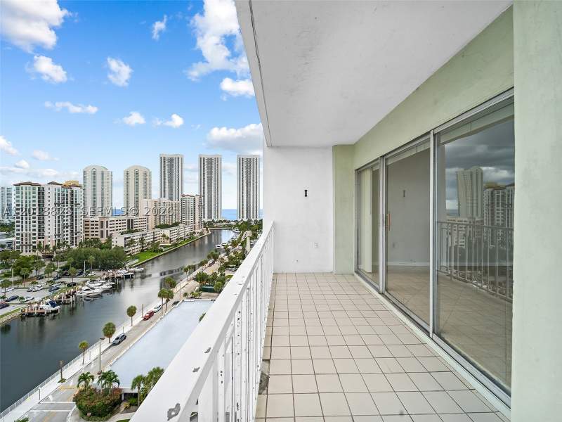 2 bedroom Condominium at 500 Bayview Dr 1421, Arlen House West Condo, Sunny Isles Beach — photo 3