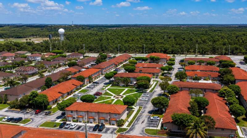 3 bedroom Townhouse at 17184 SW 138th Ct, Cazadores Sub South, Miami — photo 3