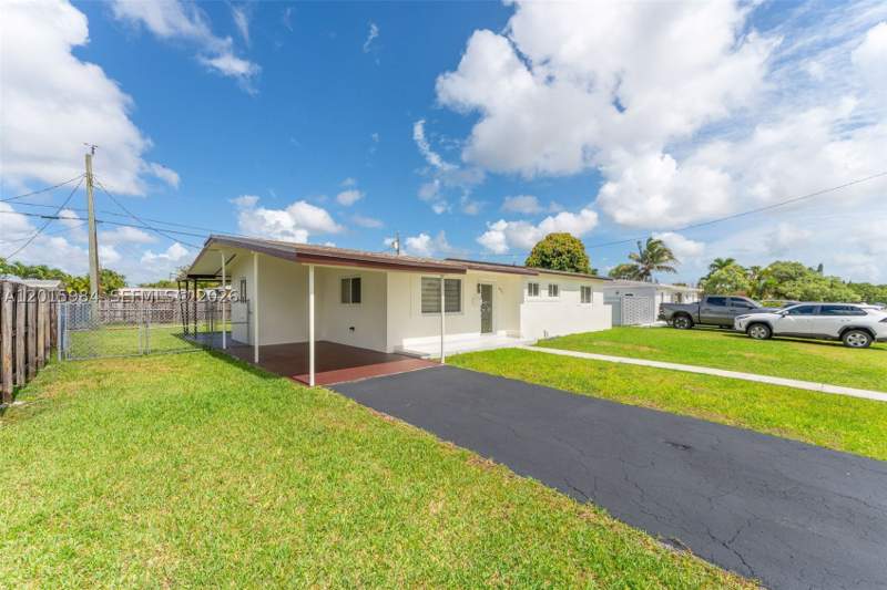 3 bedroom SingleFamilyResidence at 4211 SW 97th Pl, Fairlawn Ests 1st Addn, Miami — photo 2