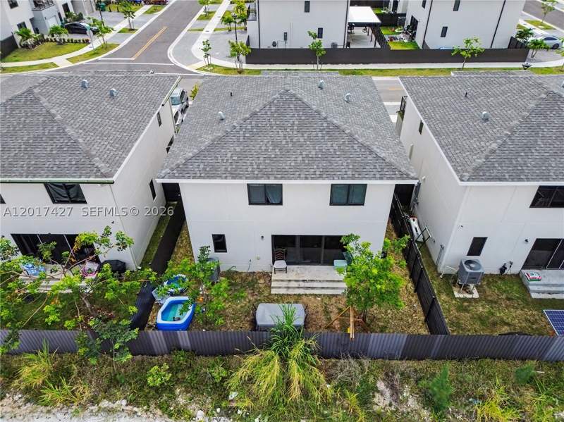 5 bedroom Townhouse at 227 NW 13th Pl, Alba, Florida City — photo 3