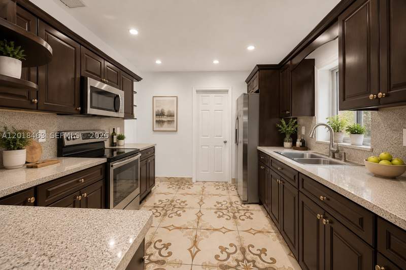 5 bedroom SingleFamilyResidence at 15725 SW 102nd Pl, Fairway Park Sec 6, Miami — photo 4