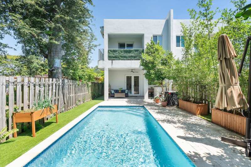3 bedroom Townhouse at 2920 SW 25th Ter B, 2920 SW 25th Terrace Cond, Miami — photo 1